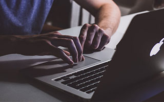 抖音百万粉丝网红【静静爱吃糖】翻车！私人定制SM视频，粉丝看擦边，大哥享骚穴福利！